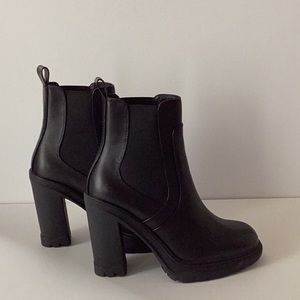 Steve Madden. Chunky Rubber Sole. Pull on Boots
